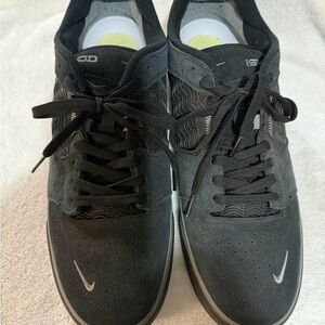 Men's Black Nike Sneakers